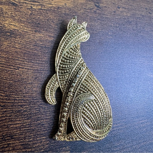 Gold Tone Cat Brooch Textured - Picture 2 of 9